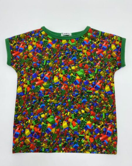 T-shirt med lego i str 104