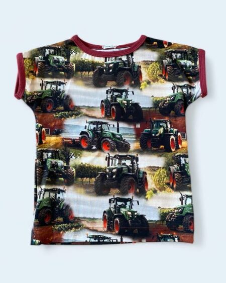 T-shirt med traktor i bordeaux i str 116