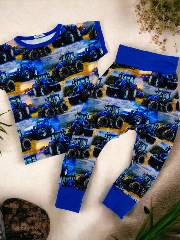 Sæt med T-shirt og bukser i str 104 med blå traktor